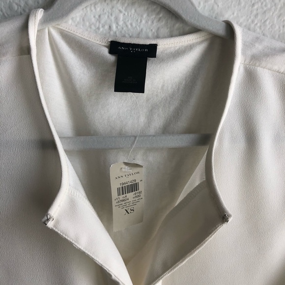 *SOLD*  Ann Taylor xsmall cream sleeveless blouse - Picture 2 of 5